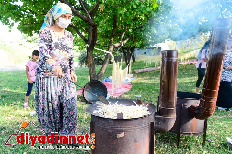 Kadınlar süsleyecek sofralarını kış mesaisinde erişte 21