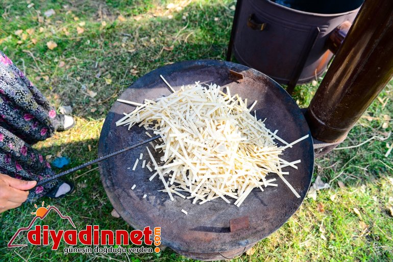 sofralarını Kadınlar erişte mesaisinde süsleyecek kış 5