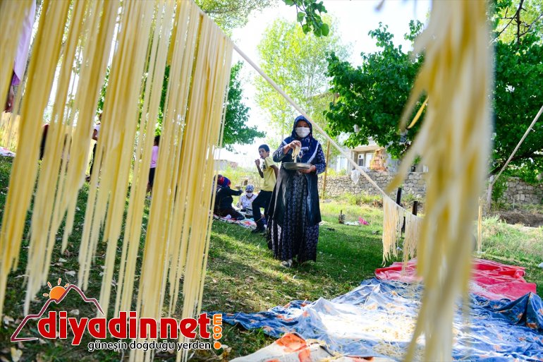 Kadınlar sofralarını erişte mesaisinde kış süsleyecek 6