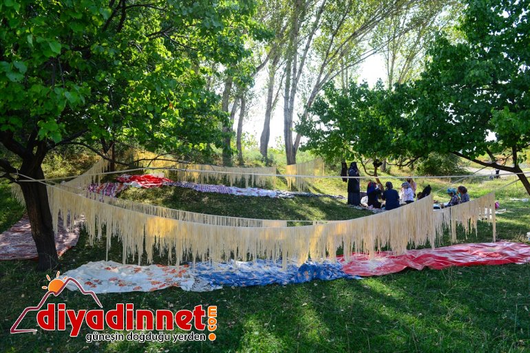 mesaisinde Kadınlar kış erişte süsleyecek sofralarını 7