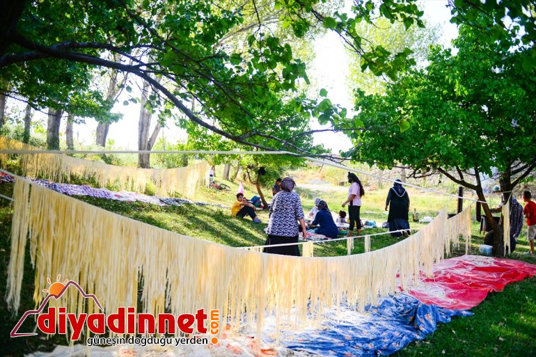 sofralarını erişte Kadınlar mesaisinde kış süsleyecek 8