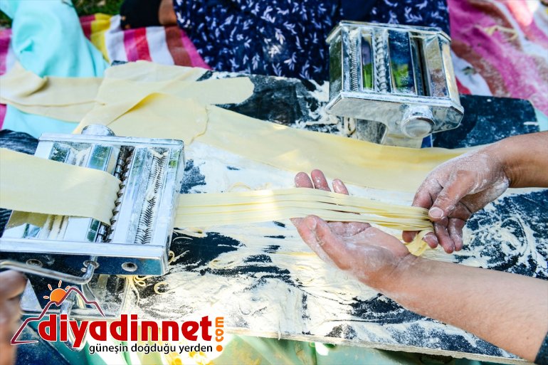 kış Kadınlar sofralarını erişte mesaisinde süsleyecek 9