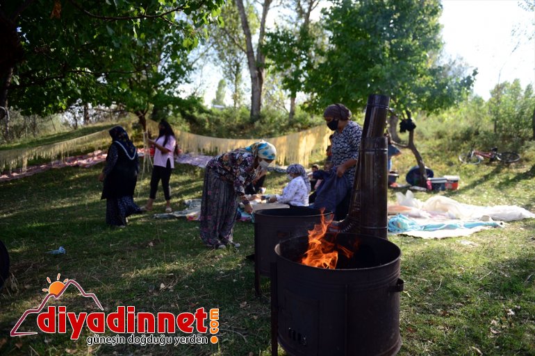 Kadınlar kış mesaisinde sofralarını süsleyecek erişte 10