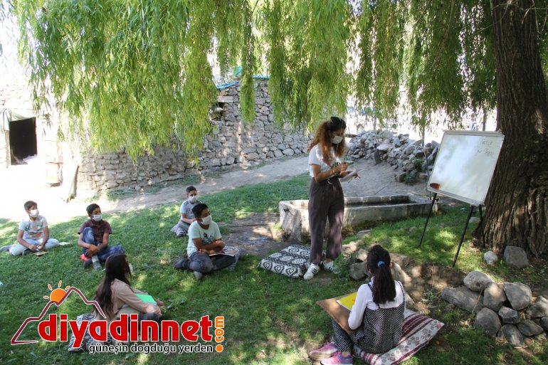 Köy köy gezip okulundan uzak kalan öğrencilere ders anlatıyorlar2