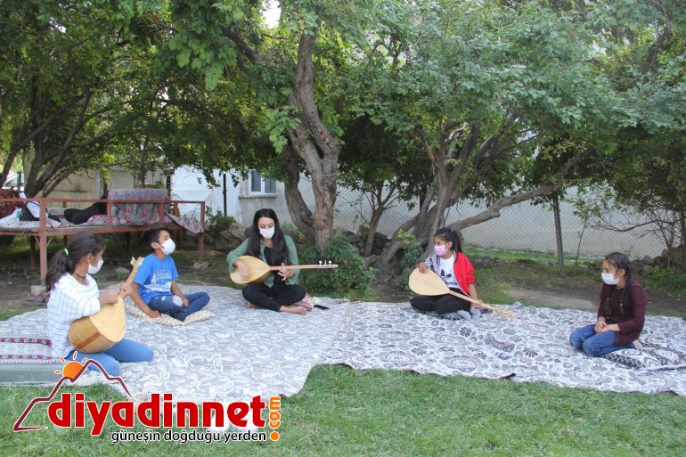 Köy köy gezip okulundan uzak kalan öğrencilere ders anlatıyorlar3