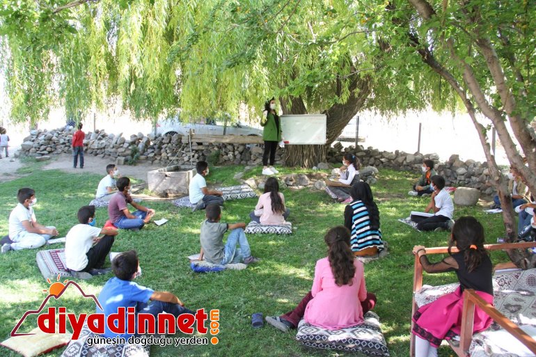 Köy köy gezip okulundan uzak kalan öğrencilere ders anlatıyorlar4