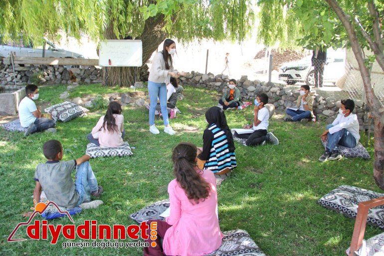 Köy köy gezip okulundan uzak kalan öğrencilere ders anlatıyorlar5