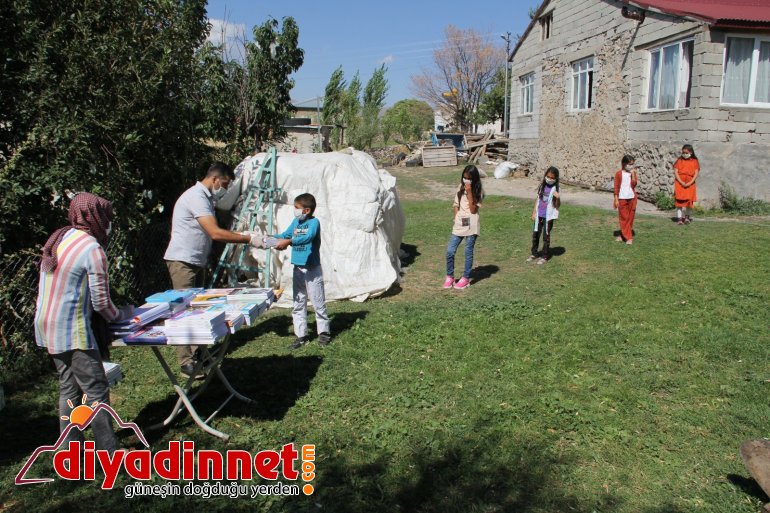Köy köy gezip okulundan uzak kalan öğrencilere ders anlatıyorlar6