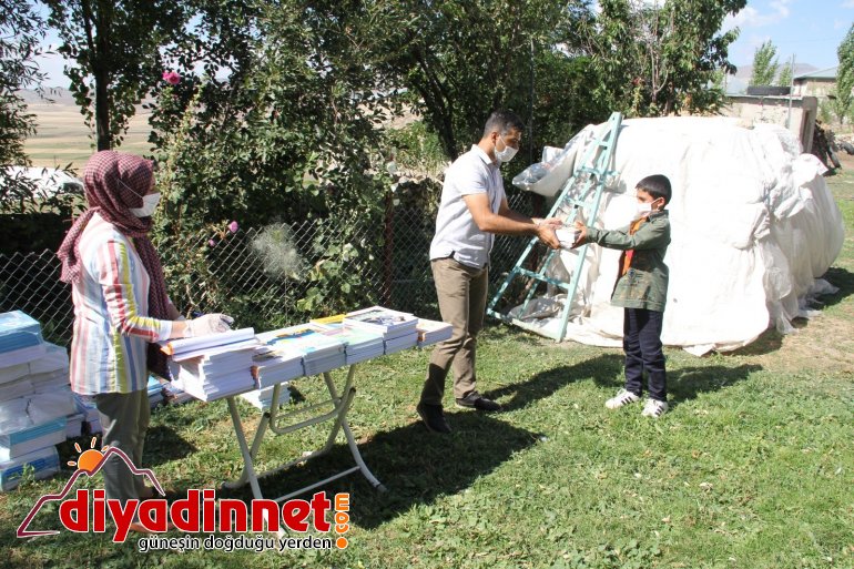 Köy köy gezip okulundan uzak kalan öğrencilere ders anlatıyorlar7