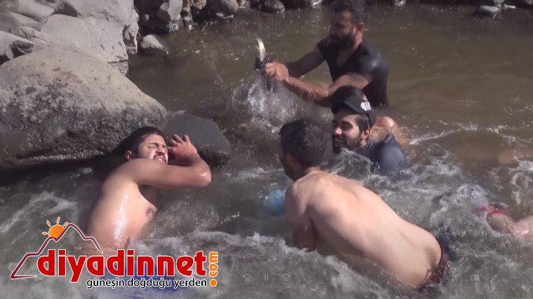  Olta ve ağ kullanmadan balık avlıyorlar  1