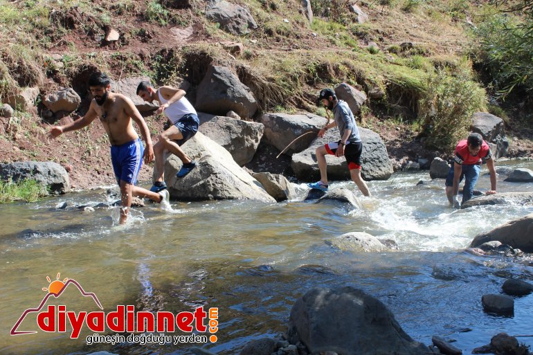 Olta ve ağ kullanmadan balık avlıyorlar3