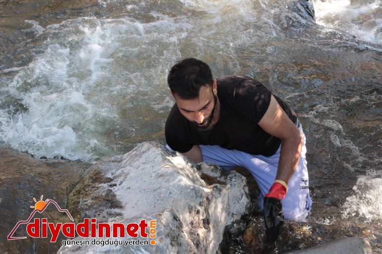 Olta ve ağ kullanmadan balık avlıyorlar4