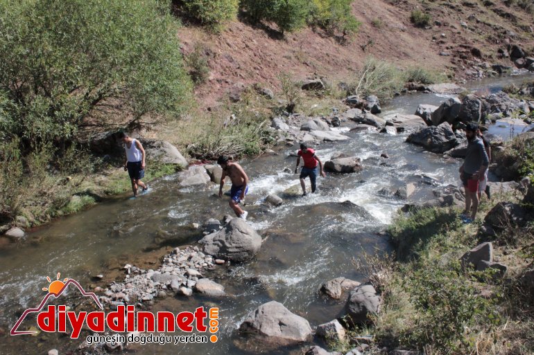 Olta ve ağ kullanmadan balık avlıyorlar6