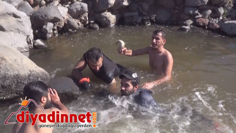 Olta ve ağ kullanmadan balık avlıyorlar