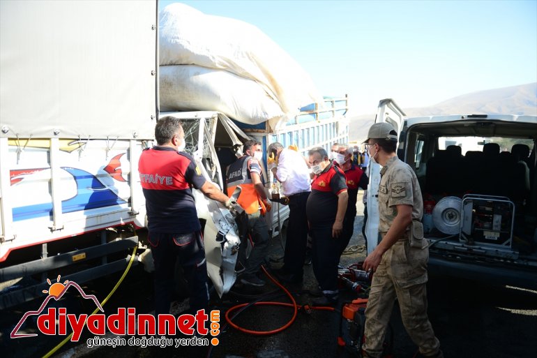 kurtardı AFAD Zincirleme sıkışan kişiyi kazada - IĞDIR 2 2