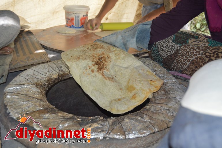 Afgan şair savaştan kaçarak sığındığı Türkiye de ekmek satarak geçimini sağlıyor8