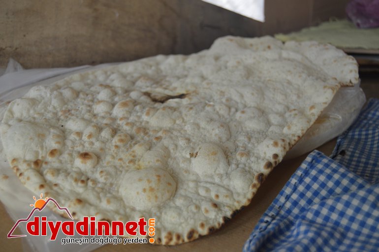 Afgan şair savaştan kaçarak sığındığı Türkiye de ekmek satarak geçimini sağlıyor9