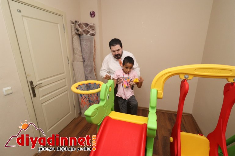 Ağrı Belediye Başkanı Sayan, otizm hastası çocuğun odasına 'mini park' kurdu