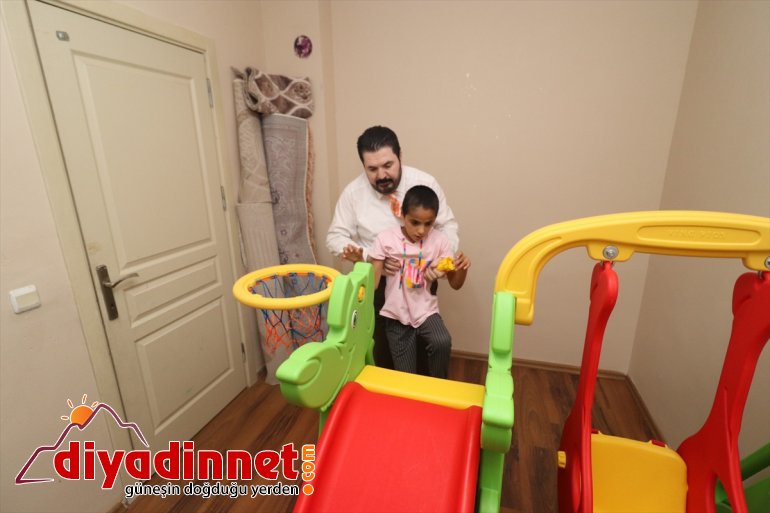Ağrı Belediye Başkanı Sayan, otizm hastası çocuğun odasına "mini park" kurdu