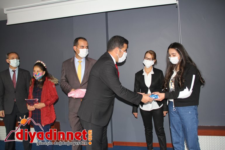 Ağrı Milli Eğitim Müdürü Tekin başarılı öğrencileri ödüllendirdi3