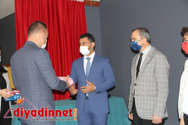 Ağrı Milli Eğitim Müdürü Tekin başarılı öğrencileri ödüllendirdi4