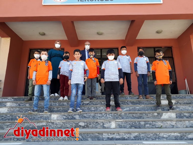 Başakşehir Spor dan Ağrılı öğrencilere forma hediyesi2
