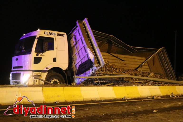 dorsesinden pancarları dökülen Tırın - yola şeker aksattı ulaşımı AĞRI 4