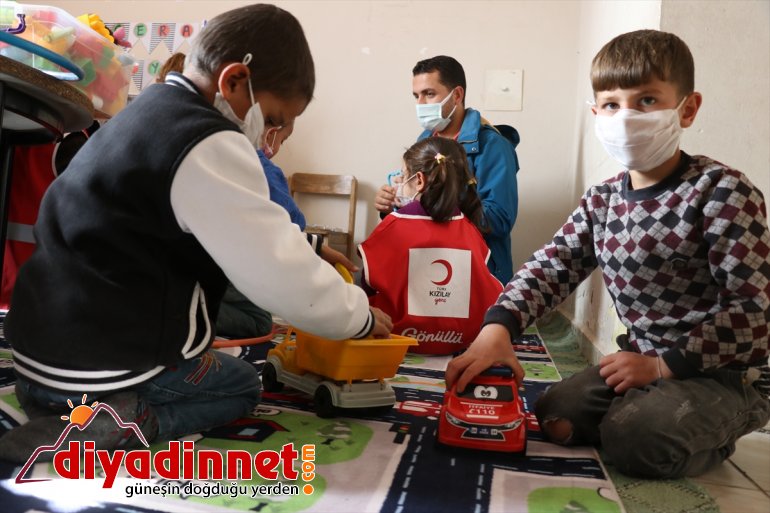 köy oyuncak öğrencilere Kızılay dağıttı okulunun Türk halılarını minik değiştirip gönüllüleri 1