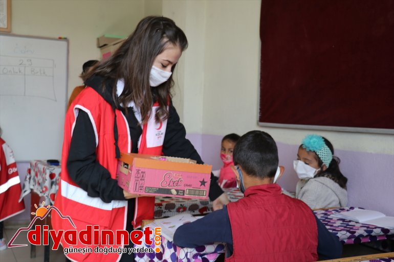 dağıttı değiştirip oyuncak okulunun köy gönüllüleri Türk minik öğrencilere halılarını Kızılay 2