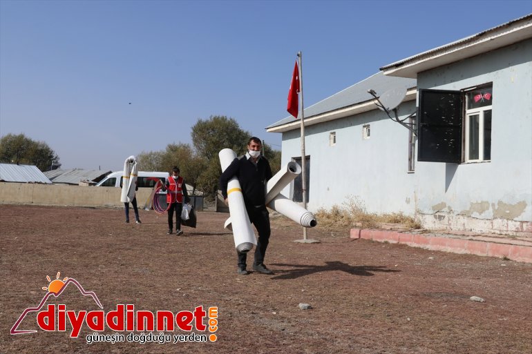 değiştirip okulunun gönüllüleri dağıttı Türk öğrencilere oyuncak halılarını köy Kızılay minik 3