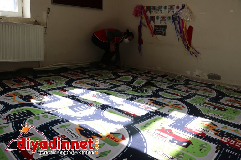 köy dağıttı Türk okulunun Kızılay değiştirip öğrencilere gönüllüleri oyuncak minik halılarını 5