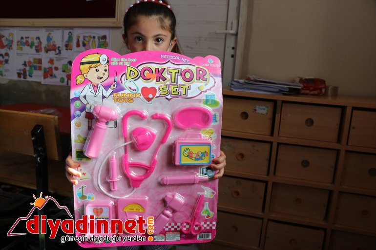 köy Türk minik halılarını öğrencilere okulunun oyuncak dağıttı gönüllüleri değiştirip Kızılay 6