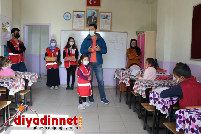 Türk köy dağıttı değiştirip okulunun halılarını öğrencilere gönüllüleri minik oyuncak Kızılay 7