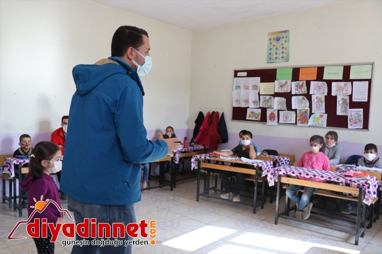 dağıttı okulunun öğrencilere köy minik halılarını değiştirip Türk oyuncak gönüllüleri Kızılay 8