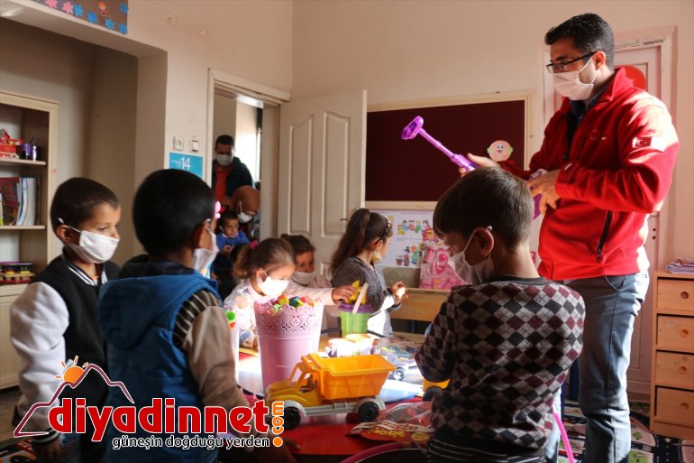 minik gönüllüleri Kızılay halılarını öğrencilere değiştirip oyuncak Türk okulunun dağıttı köy 9