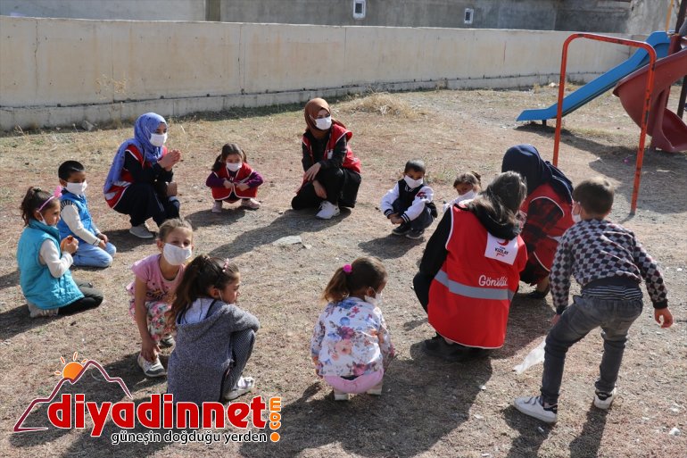 Türk Kızılay gönüllüleri köy okulunun halılarını değiştirip minik öğrencilere oyuncak dağıttı