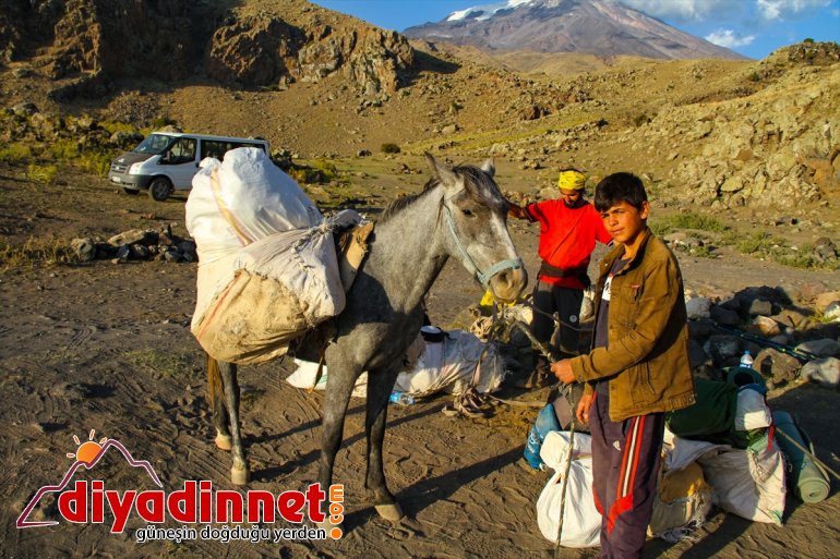 katırlar tırmanan dağcıların sırtlıyor Türkiye