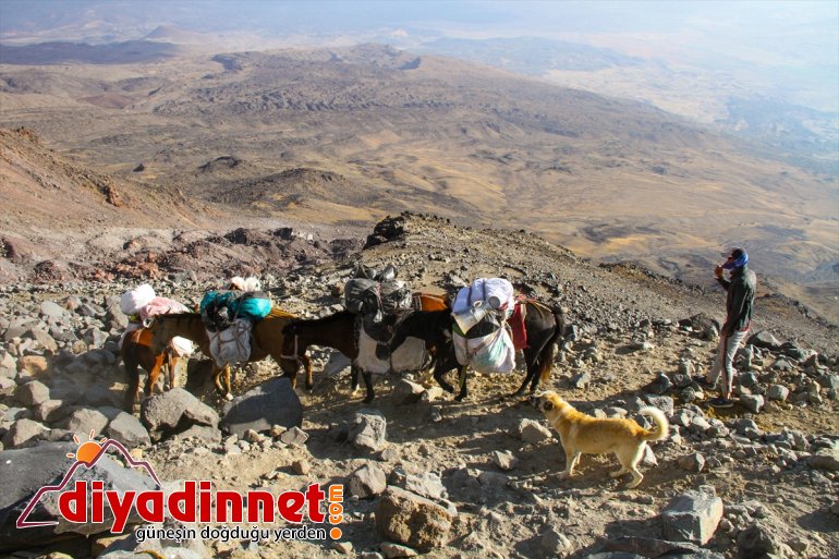 Çatısına yükünü tırmanan dağcıların Türkiye