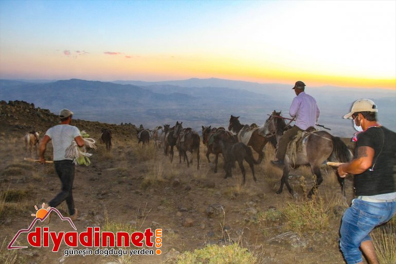 yükünü katırlar tırmanan dağcıların Çatısına sırtlıyor Türkiye