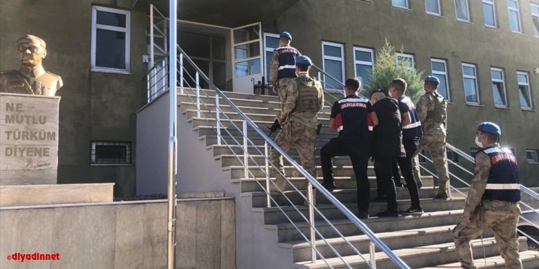 Yaklaşık 20 yıl kesinleşmiş hapis cezası bulunan kişi evinin çatısında yakalandı