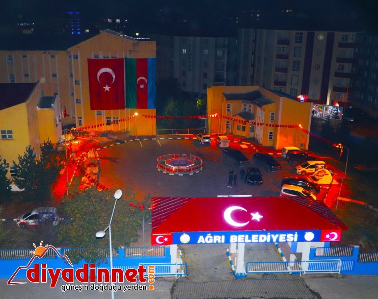 Ağrı Belediyesi hizmet binasına Azerbaycan bayrağı asıldı