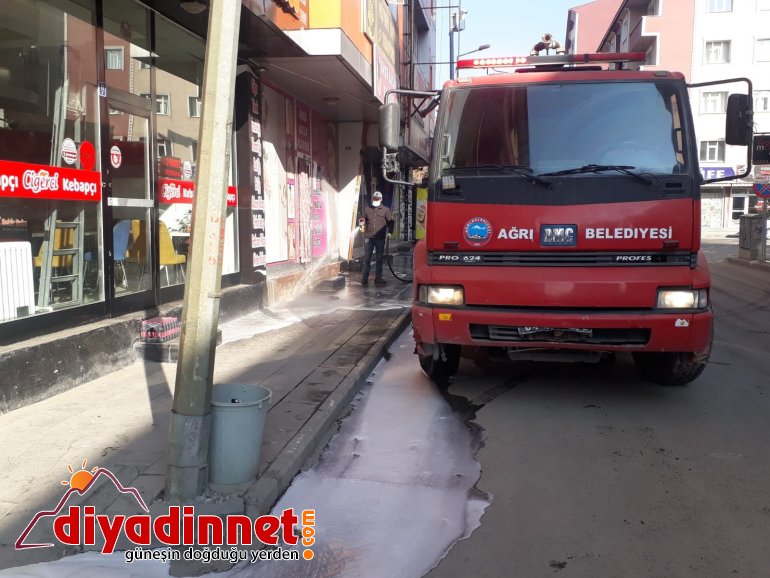 Ağrı da cadde ve sokaklar korona virüse karşı sabunlu su ile yıkanıyor2