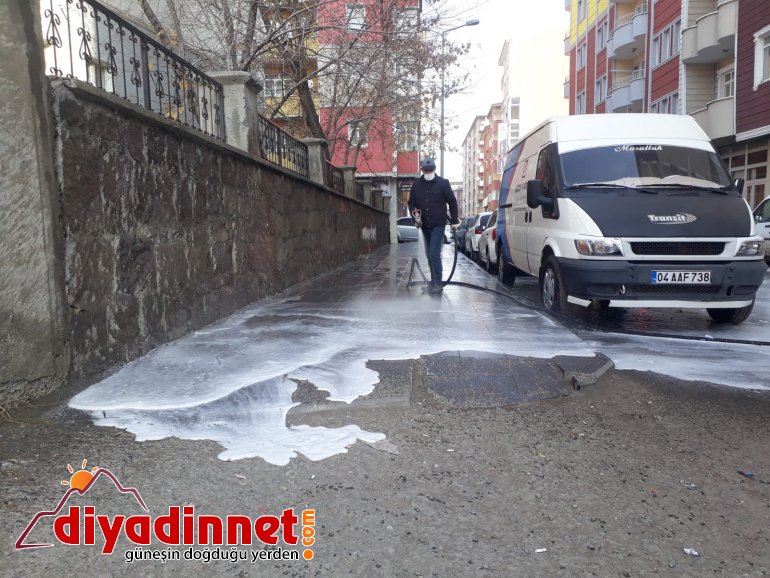 Ağrı da cadde ve sokaklar korona virüse karşı sabunlu su ile yıkanıyor3