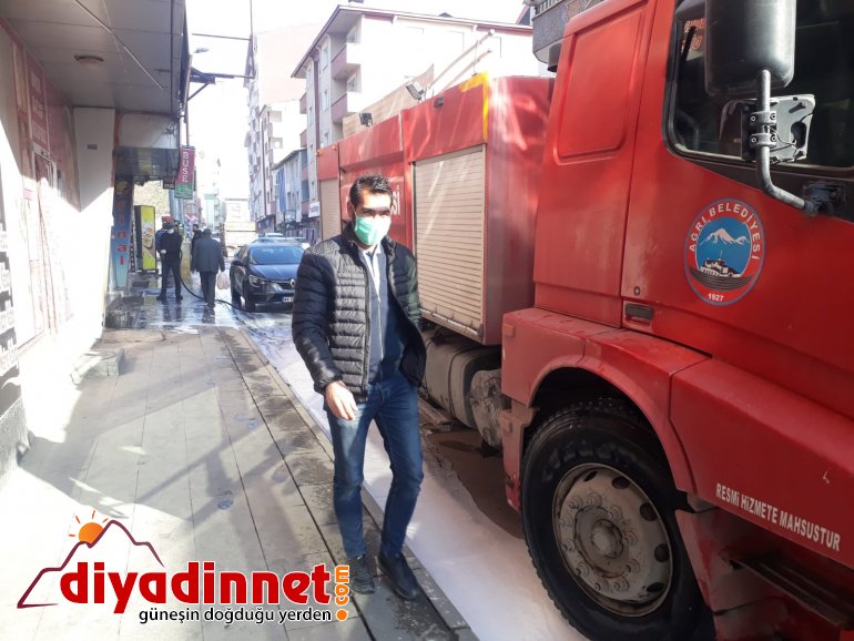 Ağrı da cadde ve sokaklar korona virüse karşı sabunlu su ile yıkanıyor4