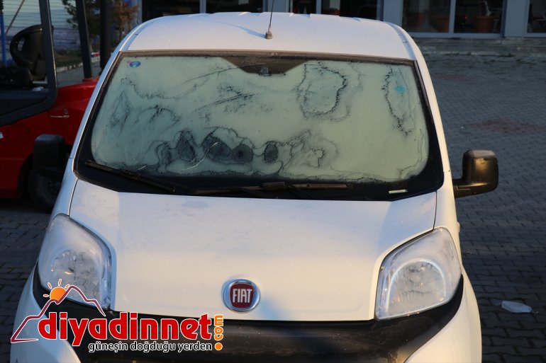 Ağrı'da soğuk hava araçların camlarını dondurdu