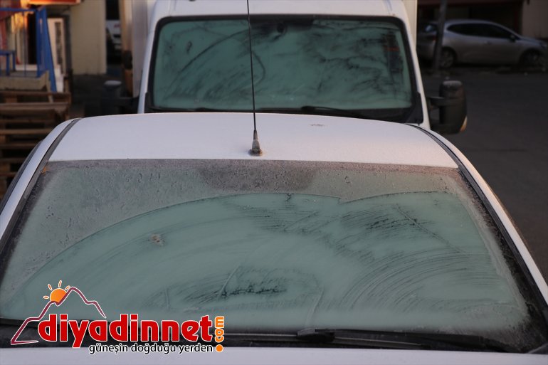 Ağrı da soğuk hava araçların camlarını dondurdu6