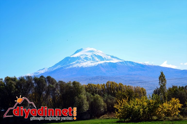 dağların Dağı civardaki Ağrı kaplandı karla zirvesi ve 2