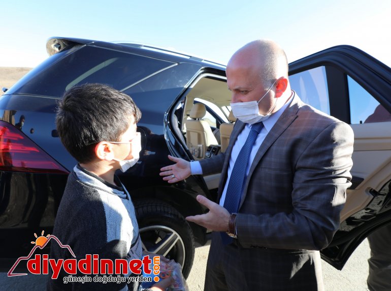 Ağrı Valisi Dr Varol makam aracını çocuklara tahsis etti5