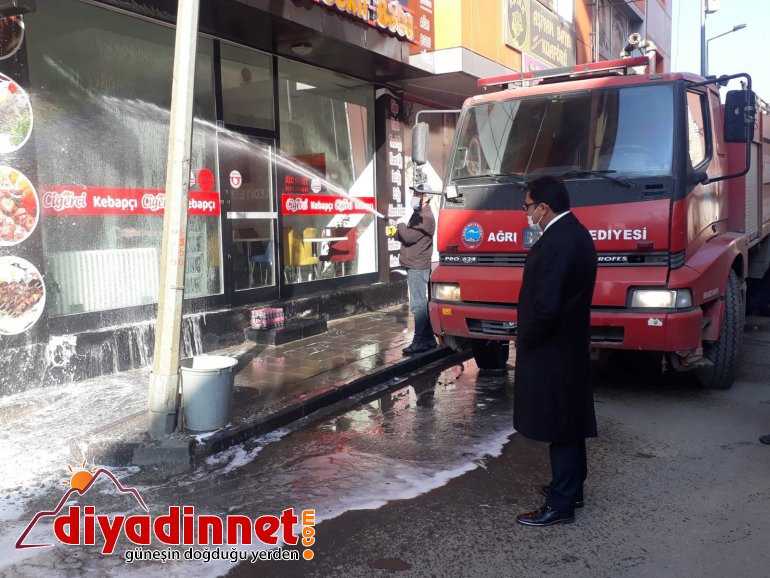 Ağrı’da cadde ve sokaklar korona virüse karşı sabunlu su ile yıkanıyor