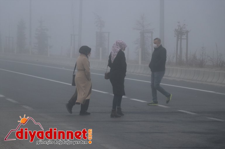 Ağrı'da etkili olan yoğun sis sürücülere zor anlar yaşattı